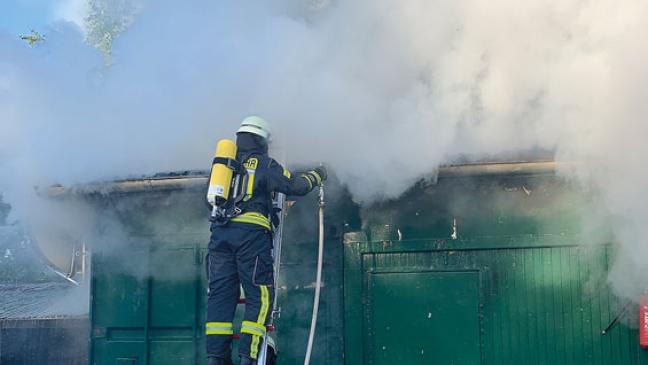 Gasflaschen und Benzin im Schuppen