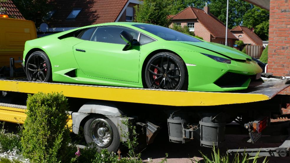 Auch ein 200.000 Euro teurer Lamborghini wurde in Ihrhove von den Ermittlern beschlagnahmt. © Polizei