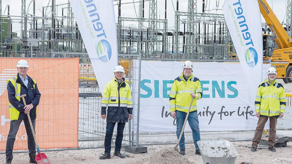 Grundsteinlegung im kleinen Kreis: (von links) Martin Hanzalek (Siemens), Matthias Claus, (Siemens), Daniel Birkenstock (Gesamtprojektleiter TenneT) und Dirk Adam, Projektleiter für die Landstation TenneT. © Foto: TenneT