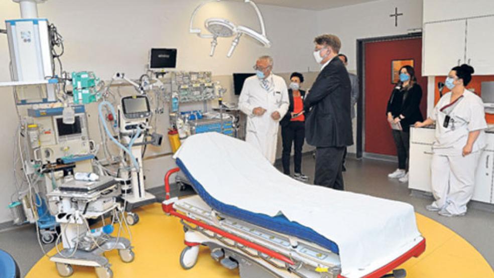 Stippvisite mit Mund-Nase-Schutz: Als Herzstück der neuen Zentralen Notaufnahme gilt der Schockraum, dessen Funktion Prof. Dr. Christian Wende (links) erläuterte. © Foto: Schade