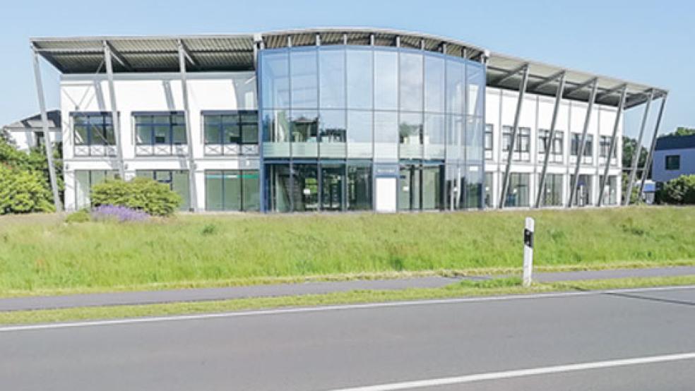 In dem Komplex im Gewerbegebiet am Nüttermoorer Sieltief, der im Jahr 2000 gebaut wurde, war zuletzt die Firma »Lichtkraft Nord« beheimatet. 2018 erwarb das Rote Kreuz das Gebäude von dem Unternehmer Helmuth Sandersfeld, um die Rettungswache dort unterzubringen. Zuvor muss noch eine Zufahrt zur Bundesstraße angelegt werden. © Foto: Szyska