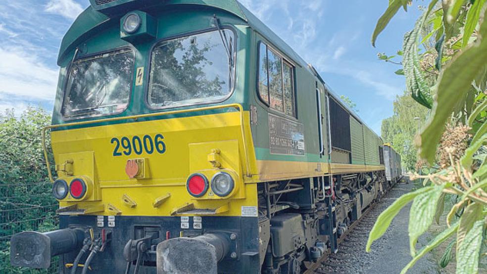 Ein seltener Anblick: Eine von General Motors gebaute »Class 66« war gestern im Schienennetz der Leeraner Stadtwerke-Hafenbahn unterwegs. © Foto: Stadtwerke Leer