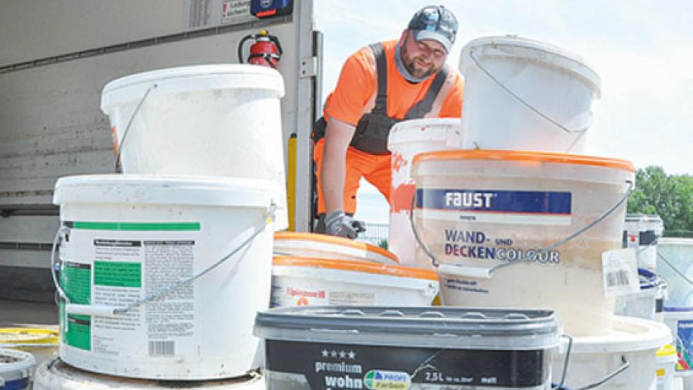 Stefan Groen nahm auf dem Wertstoffhof in Möhlenwarf Farbreste an.  © Foto: Boelmann