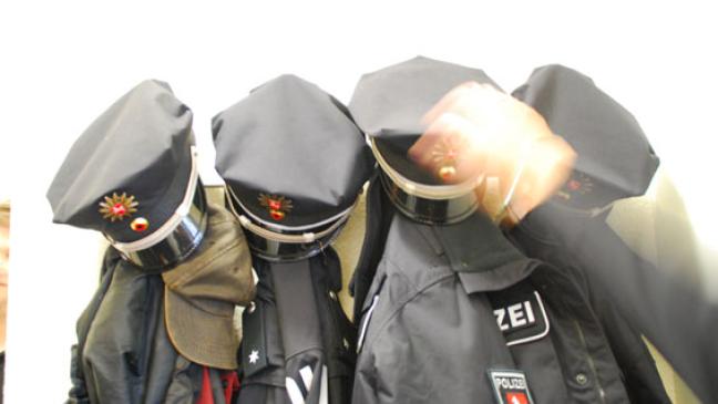 Mann entblößt sich vor Frau