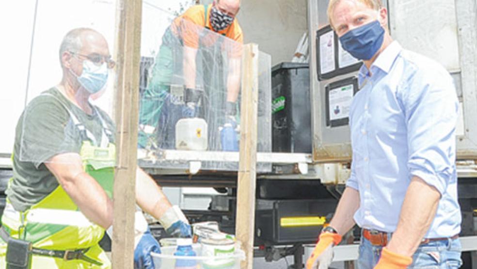 Auch Hermann Welp aus Weener (rechts) steuerte das Schadstoff-Mobil am Dienstagmittag an. Detlef Karsuntke (links) und Heiko Janssen von der Firma »Nehlsen« waren auf dem Wertstoffhof in Möhlenwarf im Einsatz. © Foto: Boelmann