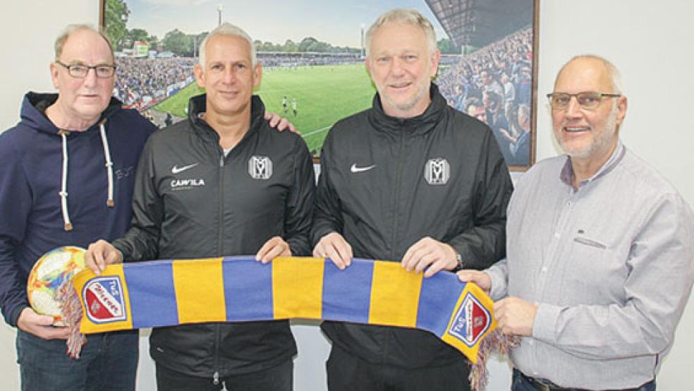 Bernd Ostendorp (von links) hat im Januar das Trainer-Team des SV Meppen, Christian Neidhart und dessen Co-Trainer Mario Neumann, gemeinsam mit dem TuS-Vorsitzenden Alfred Köller besucht, um das Testspiel abzumachen. Dieses Versprechen gilt auch nach der Corona-Krise. © Foto: privat