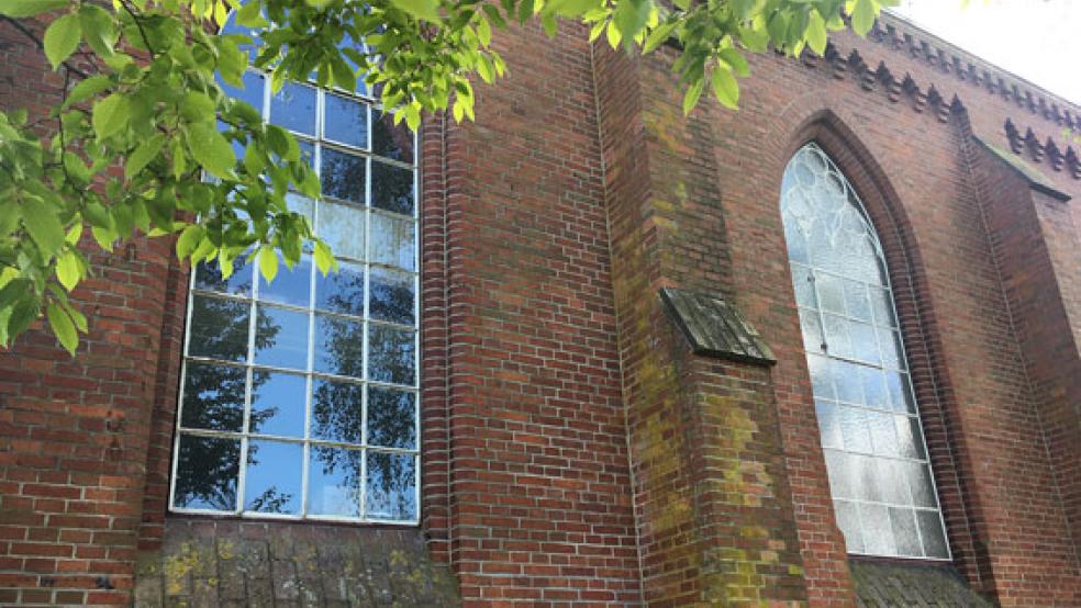 Die originalen Eisengussfenster im Gotteshaus in Ditzumerverlaat sind sanierungsbedürftig. Dafür ist allerdings eine Förderung notwendig. © Foto: Boelmann