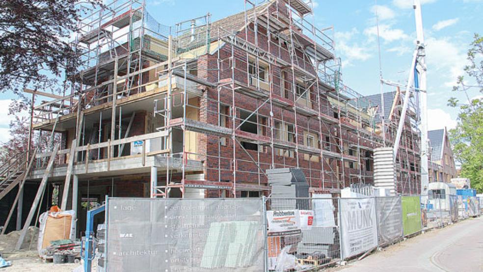 Seit Anfang 2019 haben am Hauptkanal, Ecke Alte Schulstraße in Papenburg die Handwerker das Sagen. Das wird für einige Wochen auch noch der Fall sein.  © Foto: Gonzalez-Tepper