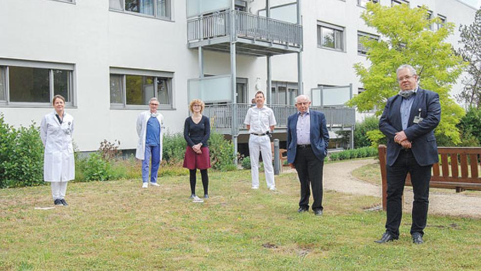 Breit aufgestellt ist das Krankenhaus Rheiderland nicht nur bei seinem Leistungsspektrum, sondern in Corona-Zeiten auch bei Gruppenbildern, .Im Bild von links Tanja Rudolph-Steininger, Markus Dornbach, Stefanie Manske, Raimund Ulitzka, Jakobus Baumann, Vorsitzender des Krankenhausvereins, und Klinikum-Geschäftsführer Holger Glienke. © Foto: Hoegen