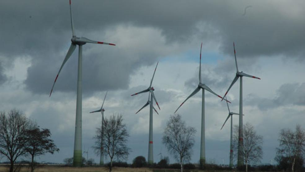 Die neue Stromtrasse »A-Nord« soll die Windenergie - im Bild der Windpark »Weener Dwarstief« gen Süden und Westen transportieren. © Foto: Szyska