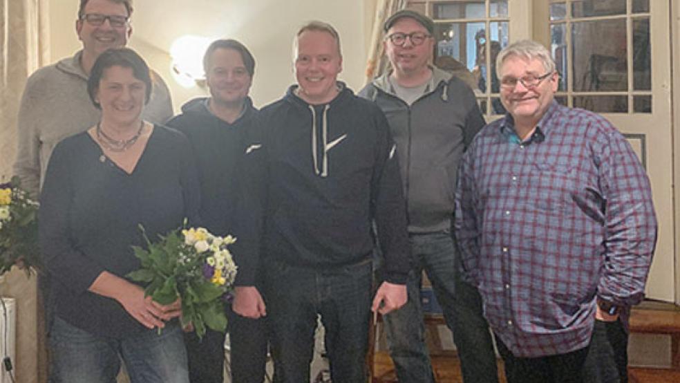Der Vorstand des WSV Luv-up Jemgum: Frank Simmering (2.Vorsitzender), vorne Jutta Simmering (1.Vorsitzende), Markus Vagelpohl (Jugendwart), Dieter Karels (Kassenwart), Peter Rösing (Stegwart)und Heino Mais (Schriftwart). © Foto: privat