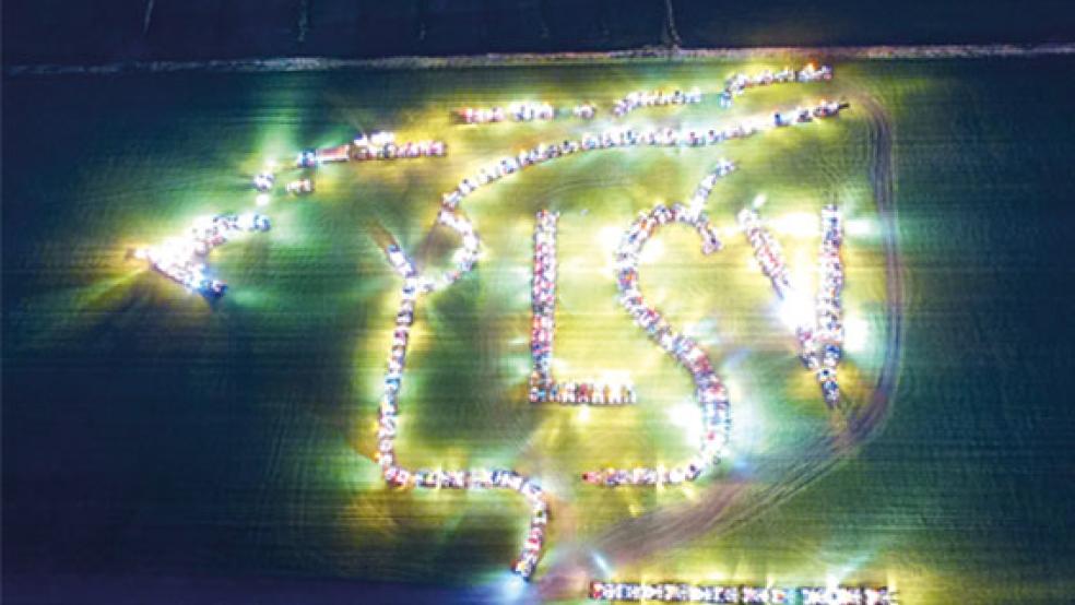 In der Gemeinde Dornum waren am Freitagabend über 200 Landwirte unterwegs, um ein Zeichen zu setzen.  © Foto: Land schafft Verbindung 