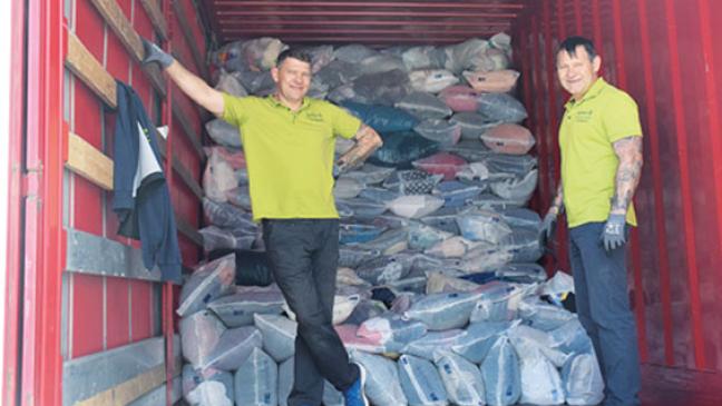 Ein Lastwagen mit vielen Kleiderspenden