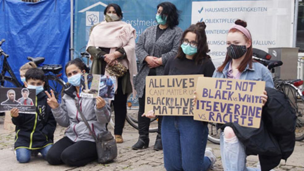 Acht Minuten und 46 Sekunden knieten die Teilnehmer auf dem Marktplatz nieder. Die Zahl ist zu einem Symbol der weltweiten Proteste geworden. © Foto: Janssen