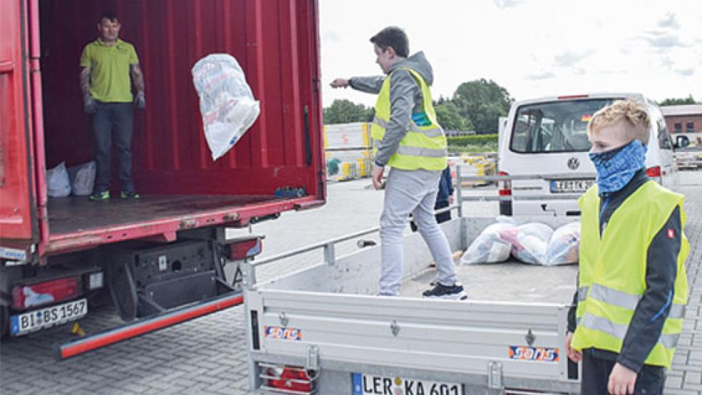 Sozial und sportlich: Hendrik (Mitte) und Sören trainierten beim Beladen des Lastwagens auch gleich ihre Wurfkraft. © Fotos: Himstedt