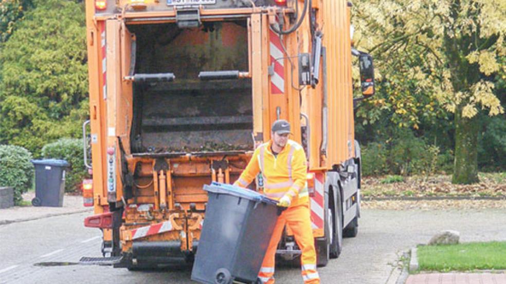 Leerung der »Blauen Tonne«: Bei rund 2500 Haushalten im Testgebiet - hier in Bingum - wird Altpapier seit einem Jahr in Behältern statt in Säcken gesammelt. © Foto: Szyska