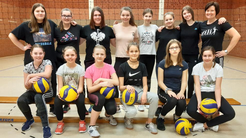 Gabi Martini (ganz rechts stehend) baut beim SV Teutonia Stapelmoor eine Nachwuchsmannschaft mit Mädchen im Alter von zwölf bis 16 Jahren auf. © Foto: privat