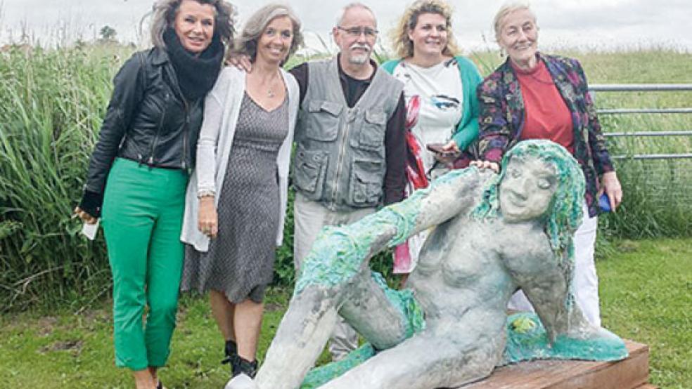 Die »Jümme«-Skulptur an der Pünte in Amdorf. Von links Beate Stammwitz, Birgit Rutenberg, Gerd Christmann, Petra Gleissner-Gasch und Ursula Stevens-Kimpel. Die künstlerische Dame ist eine von drei Skulpturen, die die Flüsse Ems, Jümme und Leda darstellen. © Foto: privat