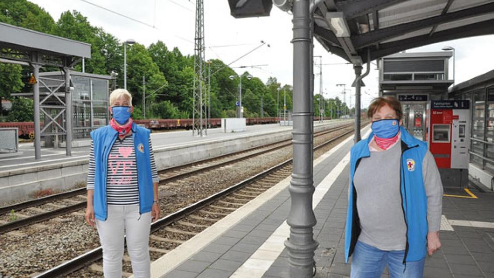 Schon seit vielen Jahren arbeiten Margarete Leemhuis (rechts) und Sabrina Delger aus Möhlenwarf für die Bahnhofsmission in Leer. © Fotos: Boelmann