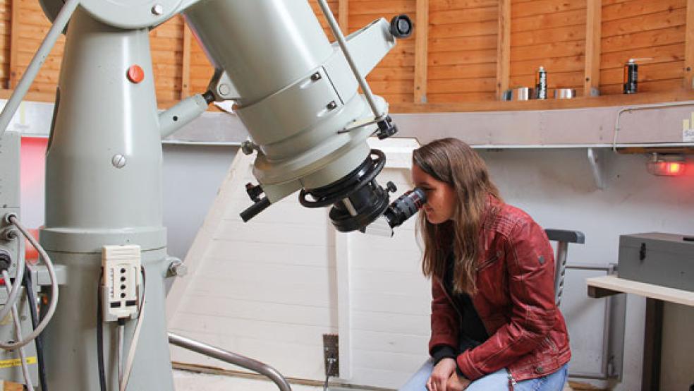 Jaqueline von Glahn aus Tichelwarf nutzt regelmäßig das große Teleskop der Sternwarte in Papenburg. © Fotos: Berents