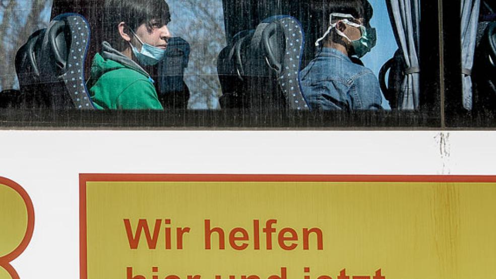 »Wir helfen hier und jetzt« stand auf dem Bus des Arbeiter-Samariter-Bundes (ASB), mit dem Mitte April junge Flüchtlinge aus Lagern auf griechischen Inseln am Flughafen in Hannover abgeholt wurden. Auch der Landkreis Leer hatte angeboten, Kinder und Jugendliche aufzunehmen. Die Verteilung erfolgte aber auf andere Kommunen. © Foto: Hauke-Christian Dittrich (dpa)