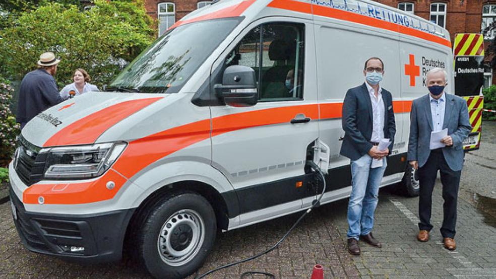 Hary Feldmann (Geschäftsführer) präsentierte gestern gemeinsam mit dem Präsidenten des DRK Leer Bernhard Bramlage das bundesweit erste Elektro-Rettungsfahrzeug.  © Fotos: Ammermann