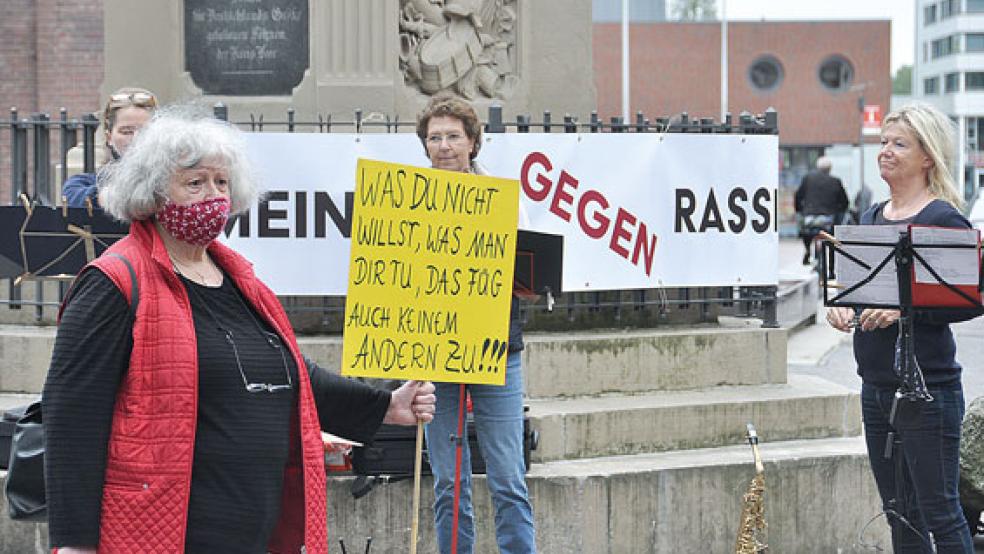 Auf dem Denkmalsplatz in Leer hatten die Grünen am Mittwochvormittag eine Mahnwache organisiert. © Fotos: Wolters
