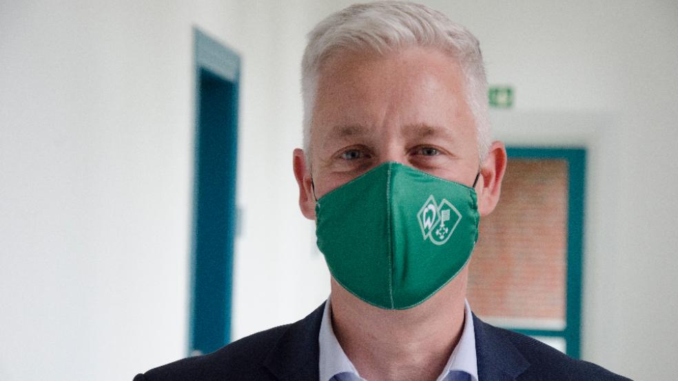 Krise ist derzeit auch für Fußball-Bundesligist Werder Bremen das Stichwort. Dennoch bleibt Landrat Matthias Groote seinem Lieblingsverein auch bei der Wahl des Mundschutzes treu. © Hanken