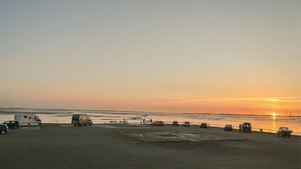 Rheiderland-Romantik: Nicht nur für Liebespaare gehört der Sonnenuntergang auf der Bohrinsel im Dollart bei Dyksterhusen zu den schönsten Aussichten in der Region. (Foto: Klemmer) © Video: Brügma
