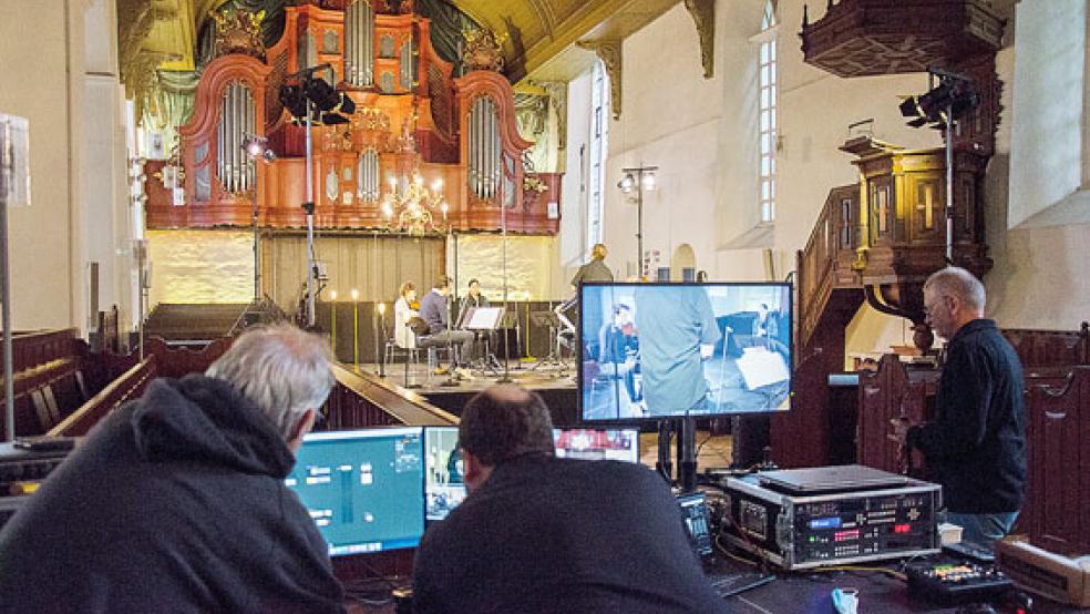 Steuerzentrale für die Aufzeichnung des Gezeitenkonzerts in der Georgskirche. Karl-Heinz Krämer (links) und Klaus Niedenführ zeichneten für die Kameraarbeit verantwortlich. Die Schnitger-Orgel wurde in stimmungsvolles Licht getaucht. © Fotos: Hanken