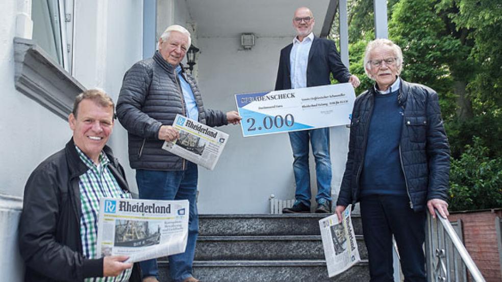 Waren überwältigt von der großen Solidarität der Rheiderländer: Die Schausteller Theo von Halle (vorne links), Jonny Eden (vorne rechts), Karl-Heinz Langenscheidt als Vorsitzender des Vereins reisender Schausteller Ostfrieslands und Lothar Schoormann (hinten rechts), Anzeigenleiter der Rheiderland Zeitung und Initiator der Spendenaktion.  © Foto: Himstedt