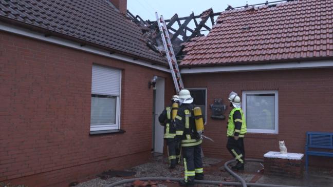 Blitze schlagen in Wohnhäuser ein