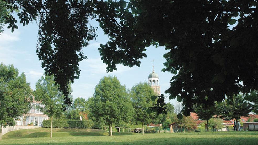 Der Wierde-Park im Jemgumer Ortskern ist in das Gesamtkonzept eingebunden. Vom Grundstück der geplanten Tagespflege soll eine Brücke über das Sieltief zum Park führen, wo ein Senioren-Aktiv-Platz vorgesehen ist. © Fotos: Szyska