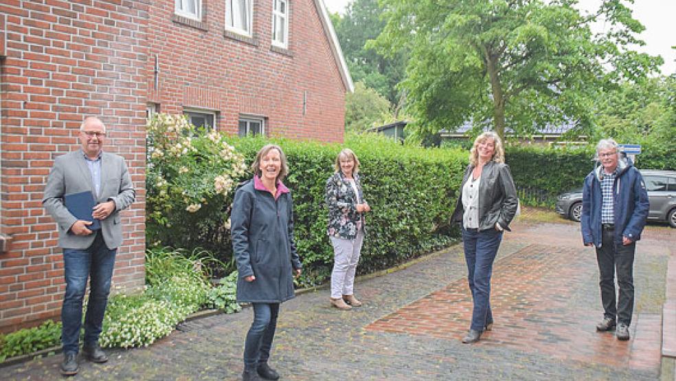 Sie sind die offiziellen Vertreter des neuen Vereins für die »Ditzumer Kunsttage«, aber auch für andere kulturelle Veranstaltungen im Dorf an der Ems (von links): Hans-Peter Heikens, Karolin Jugl, Carola Bruhns, Lydia Tuijnman und Johannes Kimmel-Groß. © Foto: Himstedt