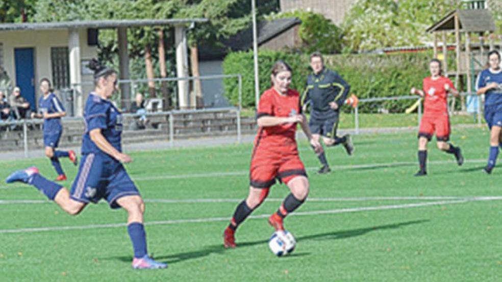 Annika Hüncke (am Ball und im kleinen Bild) ist eine erfahrene Bezirksliga-Spielerin. Bis vor drei Jahren spielte sie beim TuS Detern, dann wechselte sie zurück nach Jemgum, wo sie als Jugendliche schon mit Jungen Fußball spielte. © Foto: privat