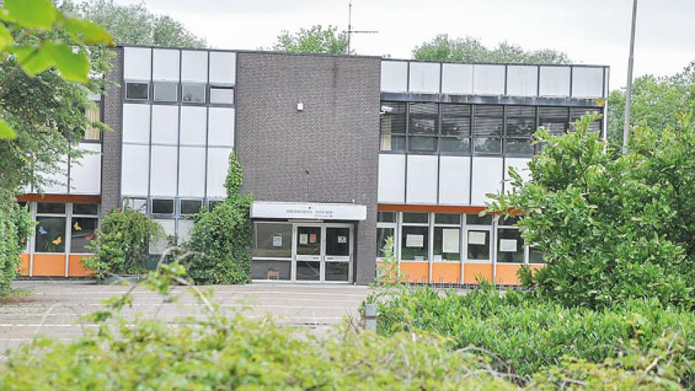 An der Oberschule in Weener werden 125 Jugendlichen die Abschlusszeugnisse vor den Sommerferien überreicht. Allerdings nur im kleinen Kreis im Gebäude III an der Floorenstraße.  © Foto: Boelmann