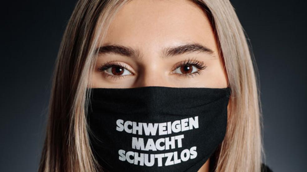 Das Model Stefanie Giesinger wirbt für die aktuelle Kampagne des Weißen Rings. © Foto: Viktor Strasse (Weißer Ring)