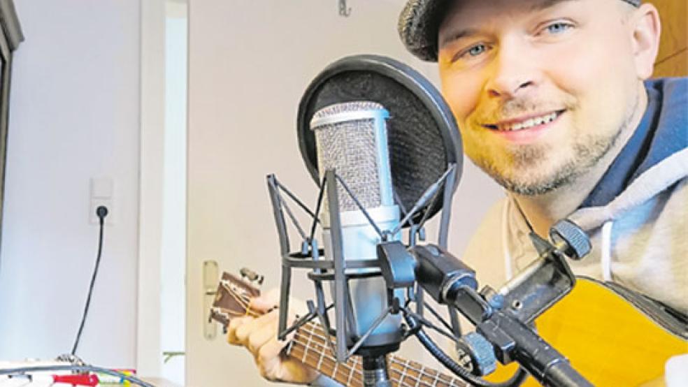 »Ich hoffe sehr, dass bald wieder Auftritte möglich sein werden«, sagt Musiker Oliver Jüchems aus Norden. © Foto: Frischlich