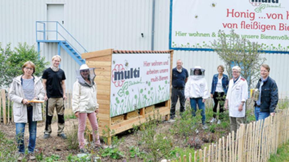 Präsentierten die neuen Bienenhäuser (von links): Imkerin Dagmar Rademacher, Timo Bleeker (Lebenshilfe Leer), Sylvia Böhme (»multi«), Arno Oltmanns (Lebenshilfe Leer) sowie Natalie van Ohlen, Doris Brahms, Fritz-Rudolf Brahms und Christian Brahms (alle »multi«). © Foto: Wolters