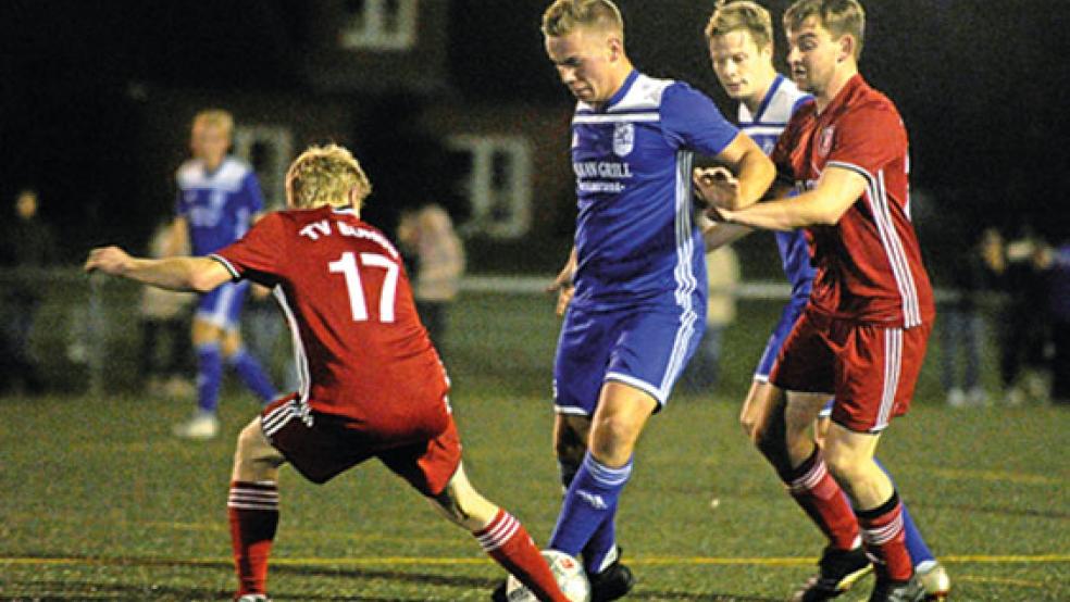 Der SV Hage tritt am Sonnabend im Bezirkspokal gegen Vorwärts Nordhorn an. Das Spiel wird im Elfmeterschießen entschieden. Im September hatte der Ostfrieslandligist überraschend auch den TV Bunde aus dem Pokal geworfen. © Foto: Bruns/SKN