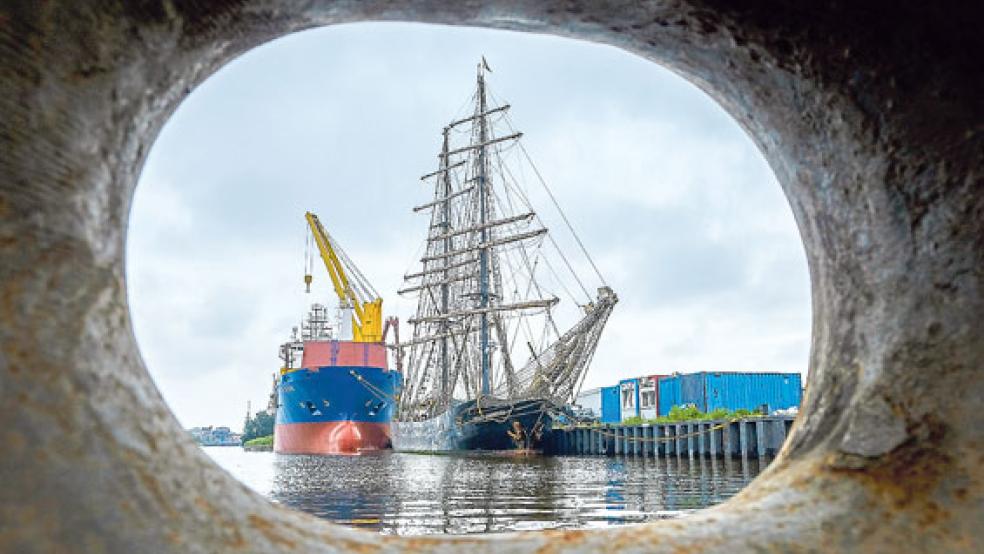 Die Brigg »Roald Amundsen«, benannt nach dem berühmten norwegischen Polarforscher, wird die nächsten Wochen in Emden verbringen. © Foto: Hasseler
