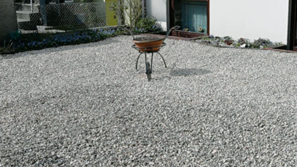 Schottergärten sind auch in der Stadt Wittmund nicht gerne gesehen.  © Foto: Japsers (dpa)