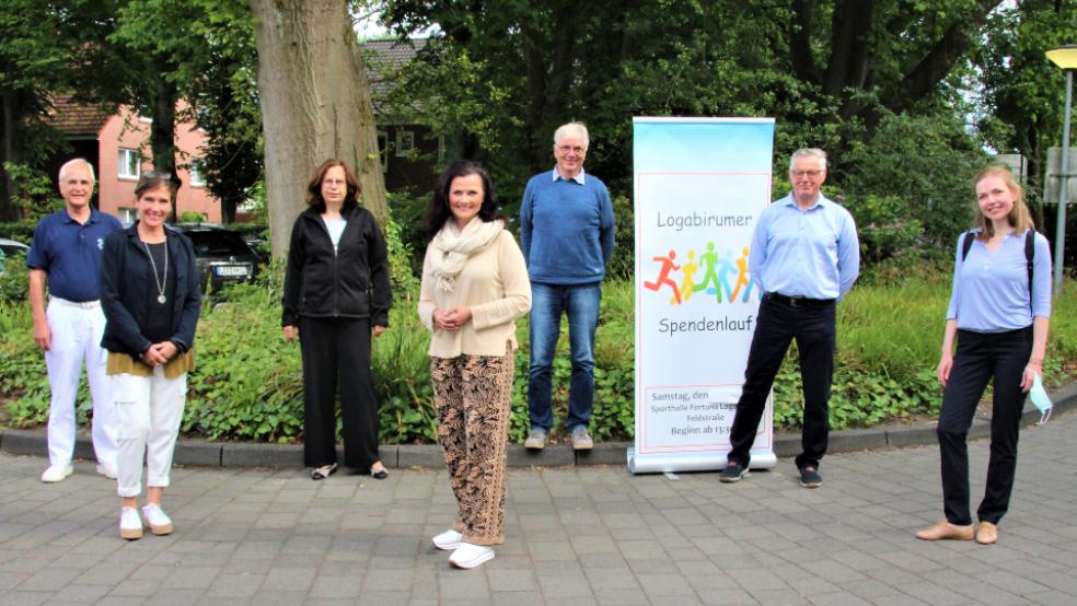 Dr. Enno-Ludwig Schulze (von links, 1.Vorsitzender des Fördervereins zur Onkologischen Palliativ Versorgung), Gabriele Wingerter-Wolters (Förderverein), Christiane Flügge (Patientin), Gitta Connemann (CDU, Schirmherrin), Gerold Severiens, Werner Müller (beide Fortuna Logabirum), Alicja Kindl (Förderverein der Onkologischen Palliativ Versorgung). © Foto: privat