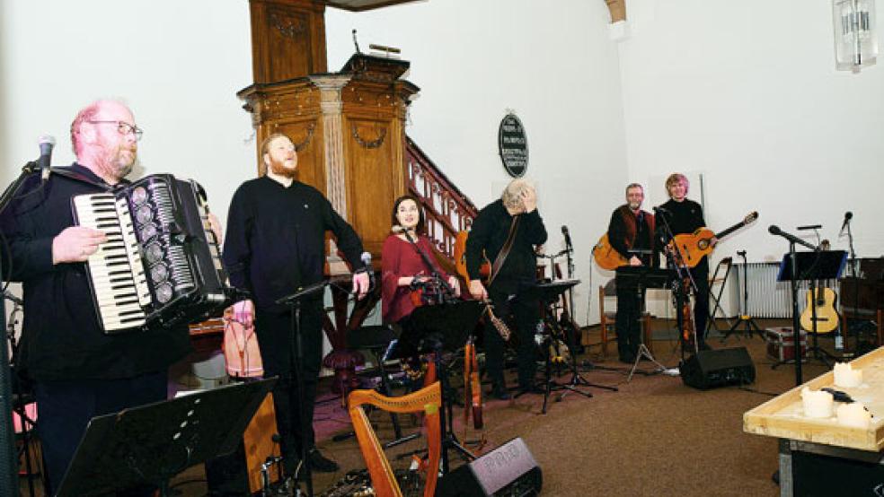 Im Februar, einen Monat vor dem Beginn der Corona-Krise, trat Albertus Akkermann noch mit der »Musik in d’ Lüchterkark« in Weener auf.  © Foto: Eden