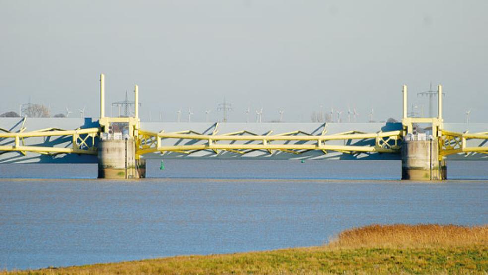 Werkzeug im Kampf gegen den Schlick in der Ems: Das Sperrwerk zwischen Gandersum und Nendorp soll bei einem technischen Test ausloten, wie der Schlick­eintrag vermindert werden kann. © Archivfoto: Hanken