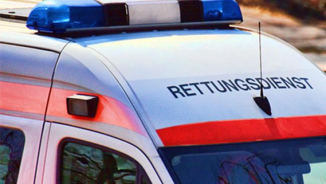 Bikerin erleidet Beinbrüche