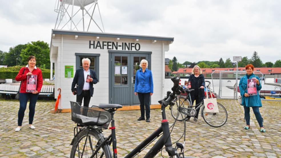 Neue Radwanderroute und Begleitbroschüre wurden jetzt am Auricher Hafen vorgestellt. © Foto: Ostfriesische Landschaft