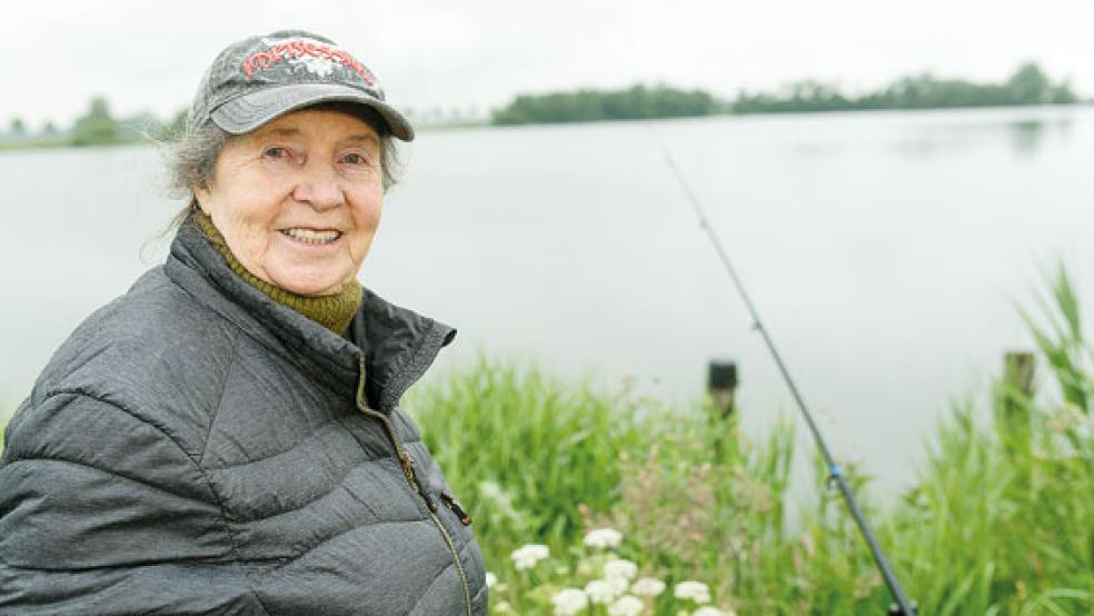 Zander und Co. sollten auf der Hut sein, wenn »Angel-Omi« Eva Meinders ihre Rute auswirft. © Foto: Bruins