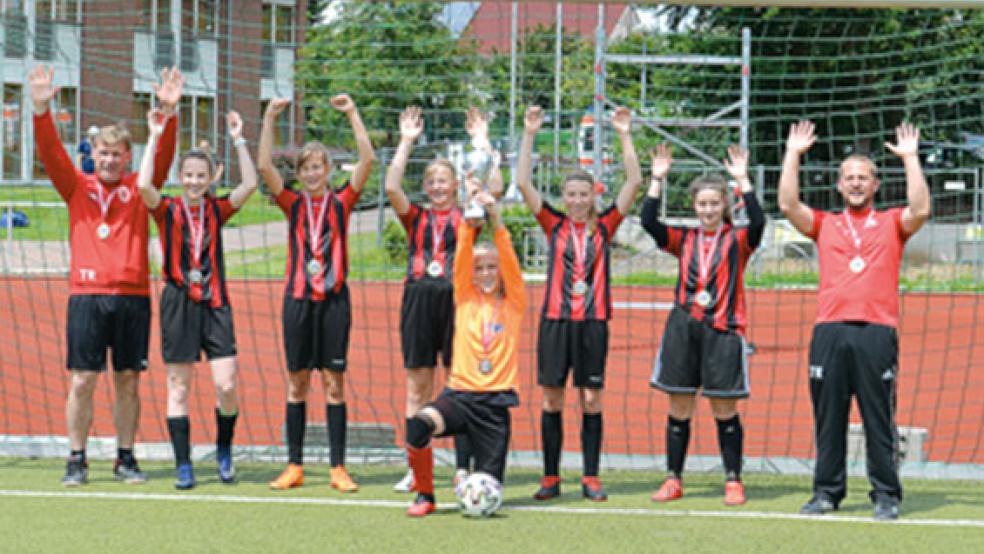 Der SV Leybucht durfte jubeln: Trainer Alwin Steller (von links), Fenna Kampen, Felina Wilkens, Lena Feeken, Wencke Jürrens, Mara Dreyer, Enje Willems, Ralf Poppinga.  © 