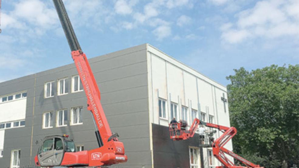 Mit Spezialkränen hat die Firma LTN vergangene Woche Schutzplatten an die Fassade des »Riverside«-Gemeindezentrums montiert. Die markanten Kreuze am Gebäude sollen durch ein neues Logo der Gemeinde ersetzt werden.  © Foto: Hanken